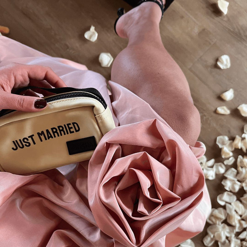 Lifestyle The Belt Buddy // Just Married in Cream 