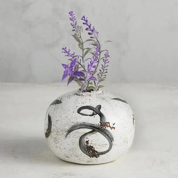  Terracotta Vase // Black & White 