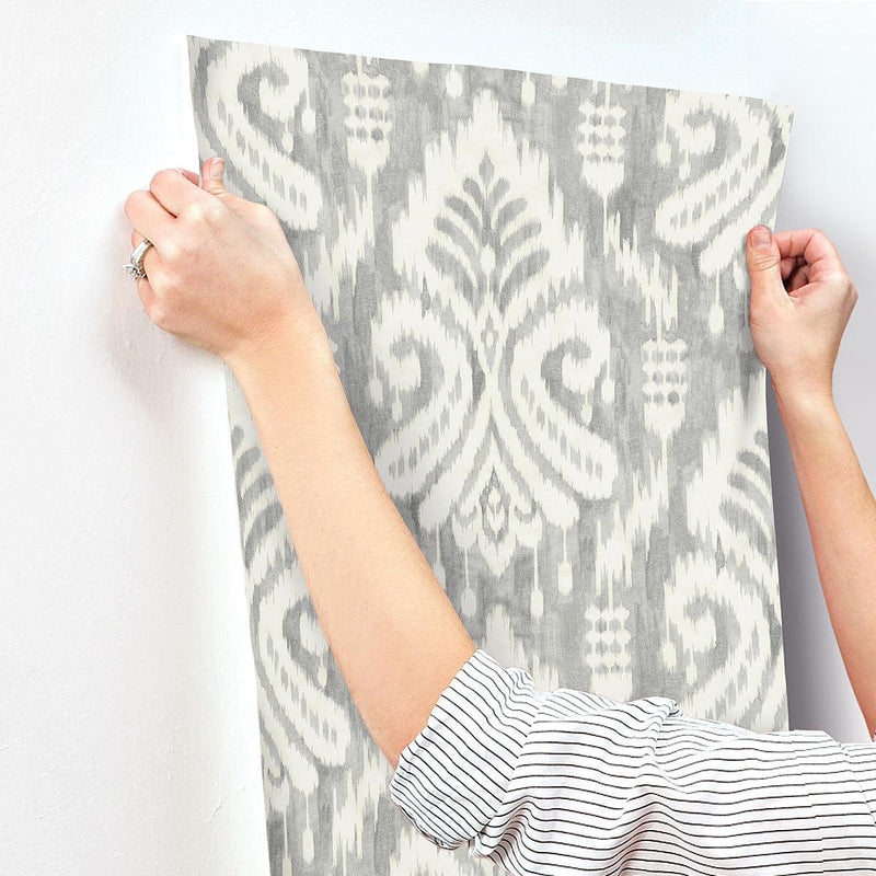 Wallpaper Hawthorne Ikat Wallpaper // Grey 
